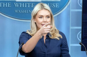 thu ky bao chi nha trang karoline leavitt trong buoi hop bao ngay 8 4 anh quang trung