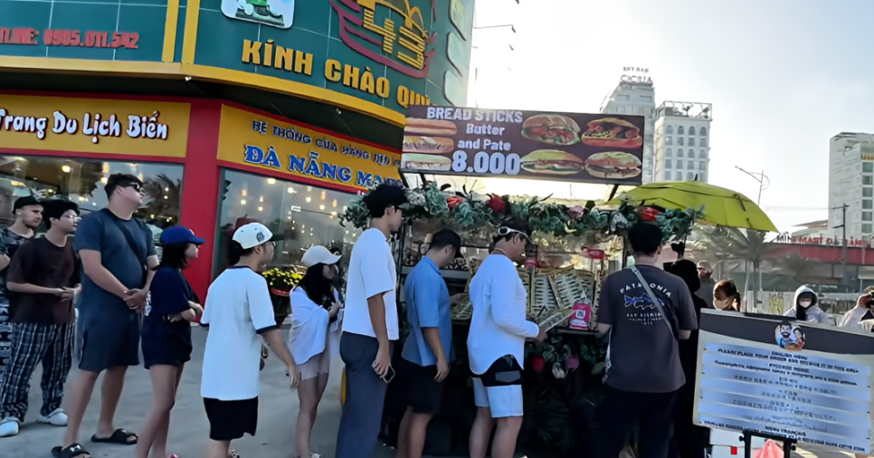 tiem banh mi via he hut khach tay xep hang cho mua o da nang bi xu ly 2604