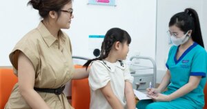Bác sĩ 24/7: Tiêm vắc xin thủy đậu rồi có bị bệnh không? 1 tiem thuy dau 1778823103799593986426 72 0 712 1024 crop 17788231599651384567525