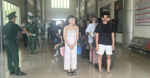 tiep nhan 18 nguoi duoc campuchia trao tra qua cua khau hoa lu 986