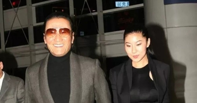 Tiet Lo Cuoc Tinh Cua Bo Ta Dinh Phong Va Ban Gai Kem 49 Tuoi 423