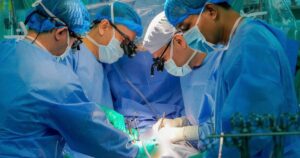 Tim Phau Thuat Vien Chinh Thuc Hien Va Dieu Phoi Voi Do Chinh Xac Va Than Trong Cao Nhat Tung Thao T