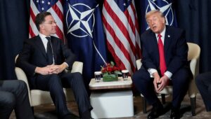 tong thong my donald trump phai va tong thu ky nato mark rutte trai. anh reuters