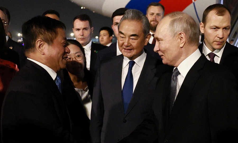 tong thong nga vladimir putin va ngoai truong trung quoc vuong nghi. reuters