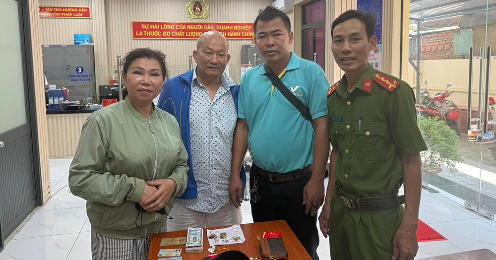 tphcm cong an giup nguoi phu nu tim lai tui xach chua tien vang kim cuong 1017