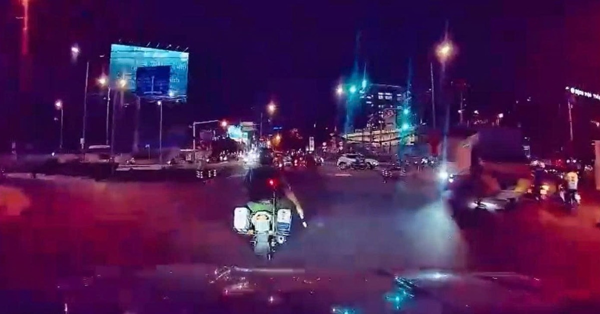 tphcm cong an phuong hu coi mo duong dua nguoi phu nu nghi tai bien di cap cuu 1059