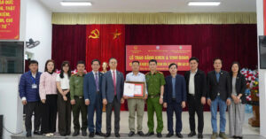 trao bang khen cho nguoi cuu 6 nan nhan trong vu chim tau o ho thac ba 2152