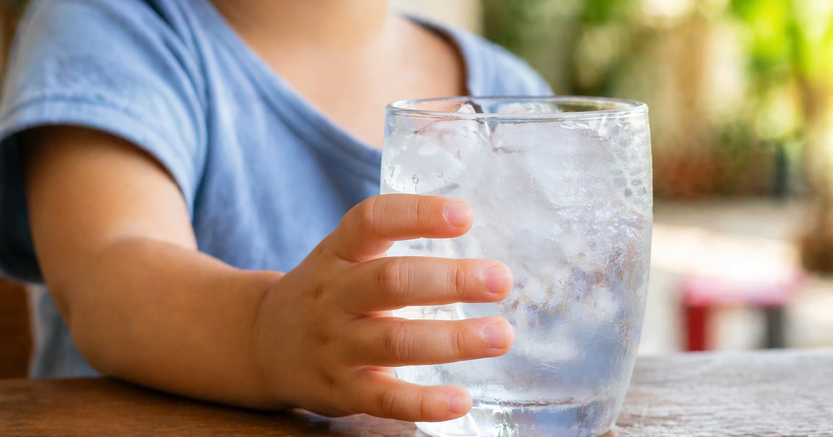 tre uong du nuoc moi ngay va han che su dung thuc an lanh hoac nuoc da khong ro nguon goc anh minh