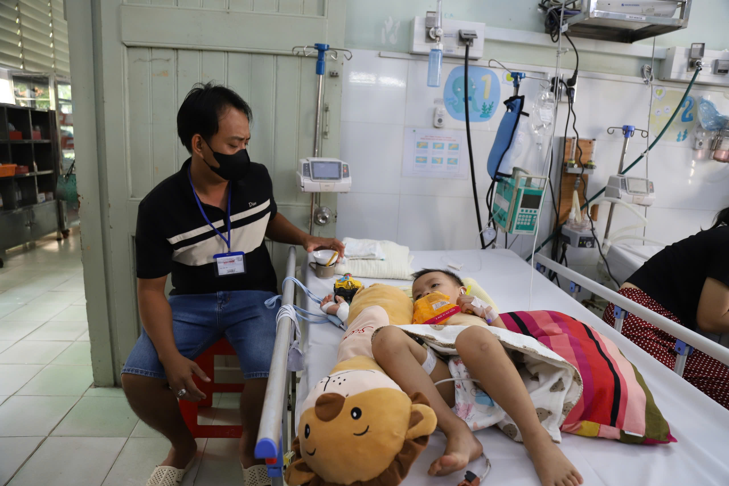 tre nhap vien do tay chan mieng