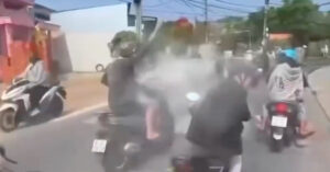 trieu tap nhom thanh thieu nien chay xe dan hang ngang nem bot tren pho 1044