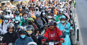 Trở lại TPHCM sau Tết, dòng người kẹt cứng 2km ở phà Cát Lái 2 tro lai tphcm sau tet dong nguoi ket cung 2km o pha cat lai 1550