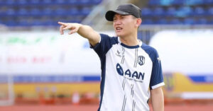 tro ly hlv kim sang sik ngoi ghe nong clb ha tinh 965