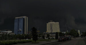 troi dot nhien toi sam giua buoi sang nguoi dan phai bat den roi duong 784