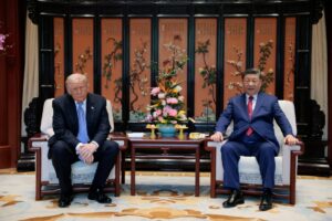 trump tap can binh.jpg