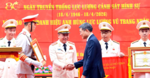 trung tuong nguyen thanh tung don nhan danh hieu anh hung luc luong vu trang nhan dan 581