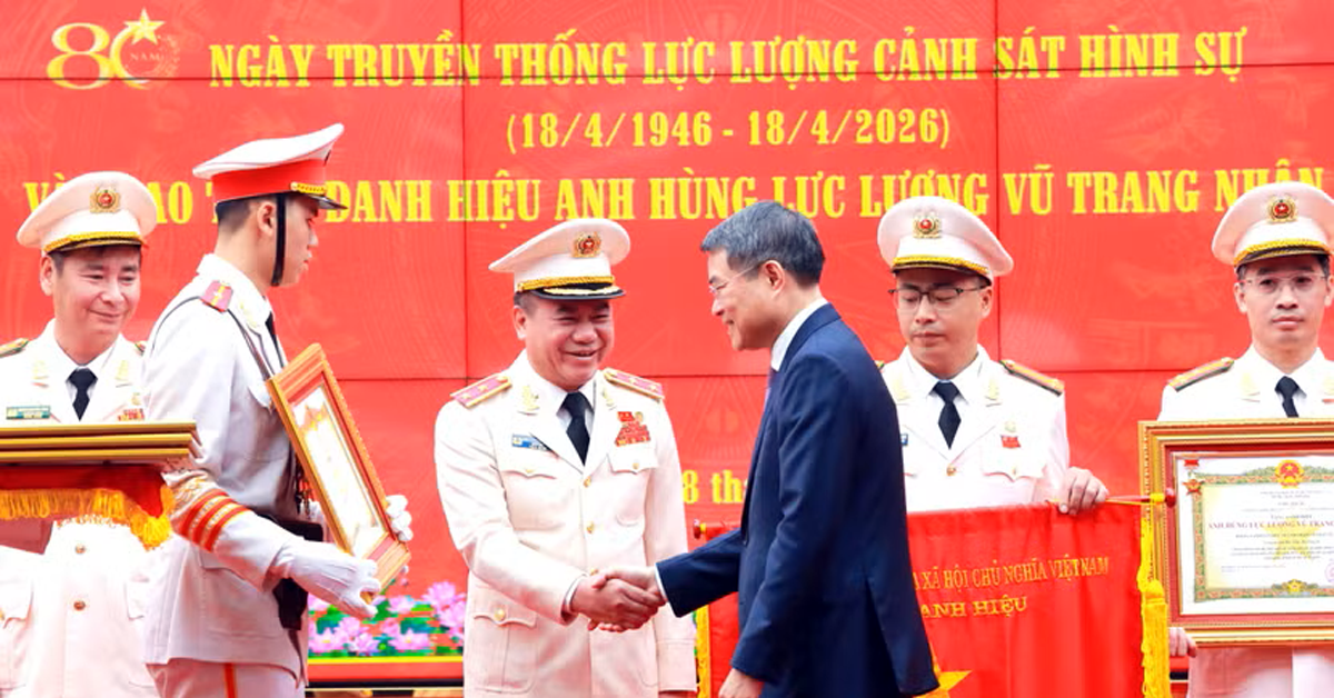 trung tuong nguyen thanh tung don nhan danh hieu anh hung luc luong vu trang nhan dan 581