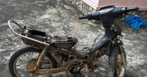 truoc khi che mat vao tiem vang voi bieu hien la nguoi dan ong da trom xe may 2039