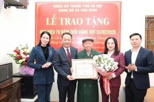 Truong Ban Noi Chinh Thanh Uy Tran Dinh Canh Trao Huy Hieu 70 Nam Tuoi Dang Tai Xa Van Dinh 20260128