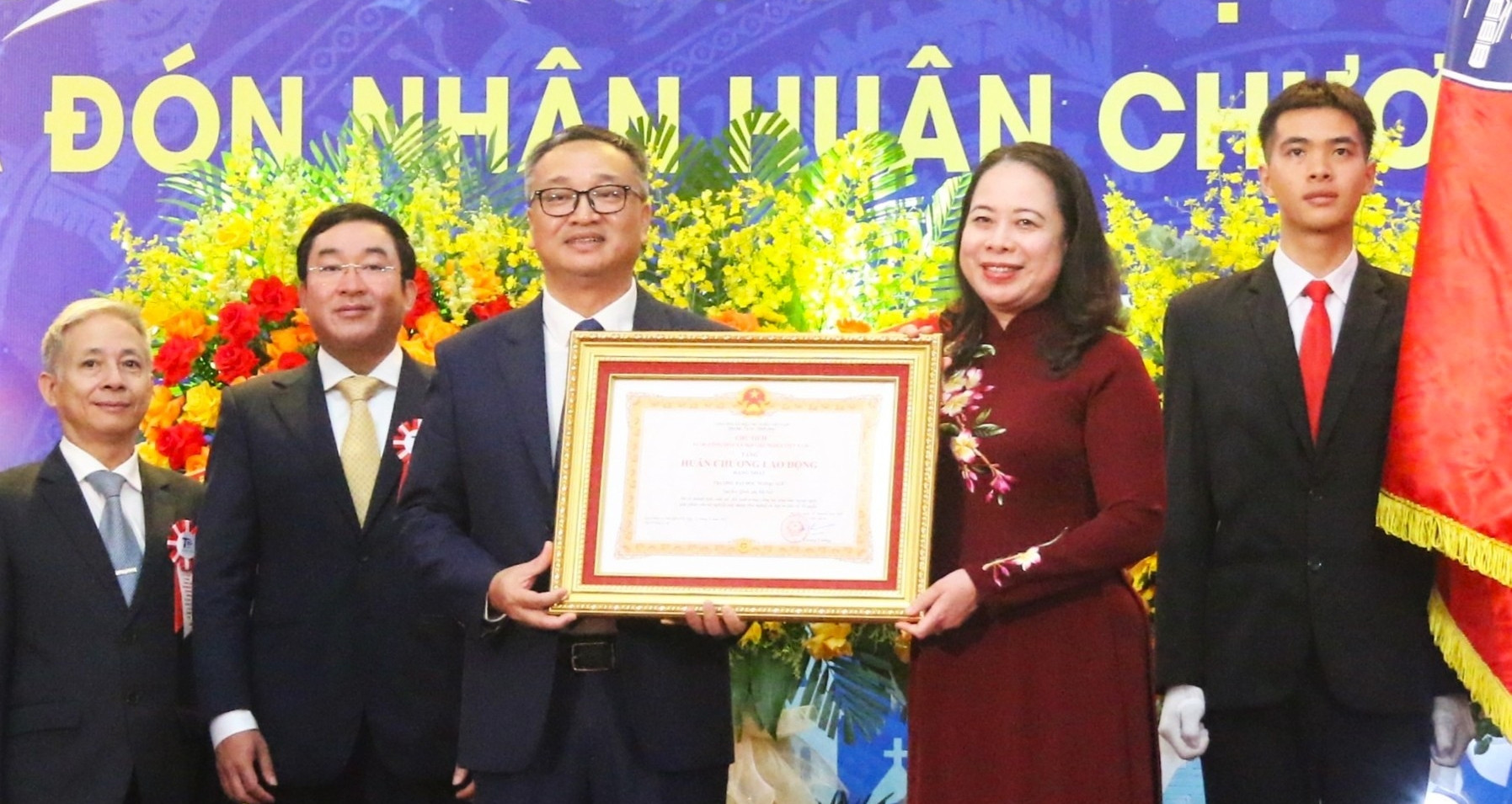 Truong Dai Hoc Ngoai Ngu Dhqghn Nhan Huan Chuong Lao Dong Hang Nhat 678