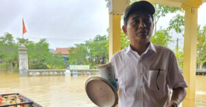 Truong Thon Mang Noi San Luoc Di An Lay Suc Cuu Tro De Phan Qua Cho Dan 2937