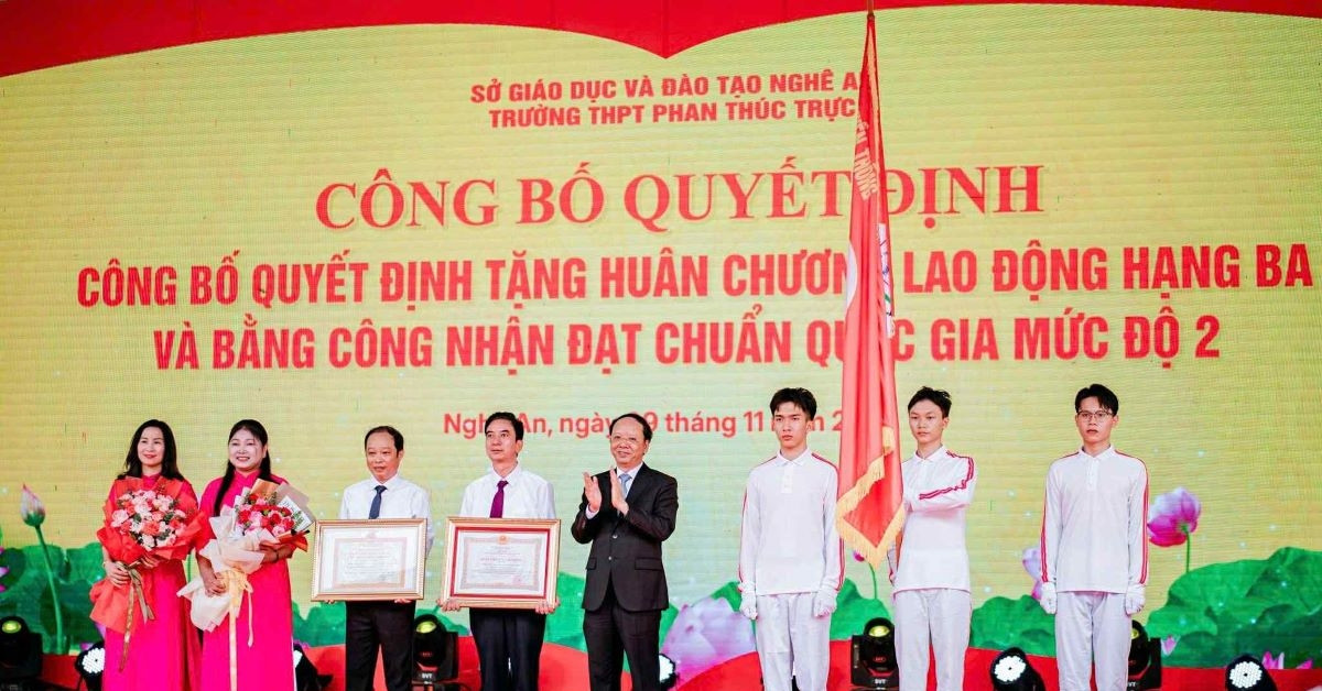 Truong Thpt Phan Thuc Truc Nghe An Nhan Huan Chuong Lao Dong Hang Ba 1386