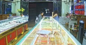 truy tim doi tuong che kin mat di vao tiem vang voi nhieu hanh dong la 992