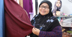 Tu Bua Com Moi Khach Nguoi Phu Nu Cham Dung Pho Malaysia O Tphcm 40