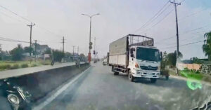 tu clip nguoi dan cung cap csgt o tay ninh xu phat tai xe xe tai 19 trieu dong 2160