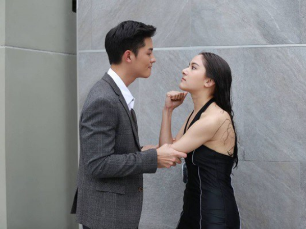 tung khinh vo cu khong lam ra tien 3 nam sau toi muoi mat khi thay co ay buoc ra tu xe hop tay cam t