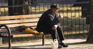 Tuoi Gia Bi Con Cai Tho O Cu Ong Ra Mot Quyet Dinh Dut Khoat Tat Ca Lap Tuc Quay Dau C70Cb78Bed044E8