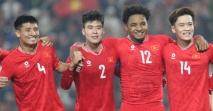 tuyen viet nam dau malaysia hlv kim sang sik tung chieu bat ngo 2718