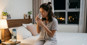 3 thói quen buổi tối âm thầm gây hại thận 2 uong nuoc khi ngu 1776172754652632179122 0 326 1396 2560 crop 1776172838391341205364