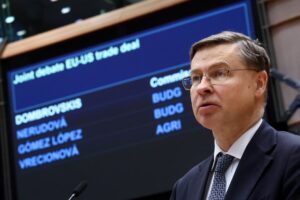 uy vien chau au phu trach kinh te valdis dombrovskis anh theo reuters