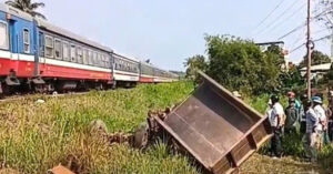 va cham giua tau hoa va xe cong nong 3 nguoi thuong vong 1377