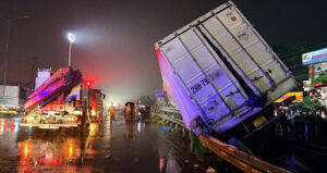 Va chạm với tàu hỏa ở Hà Nội, ô tô tải bị ‘vò nát’, văng xa cả trăm mét 3 va cham voi tau hoa o ha noi o to tai bi vo nat vang xa ca tram met 2188