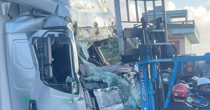 va cham xe tai va container tren quoc lo 3 nguoi thuong vong 2245