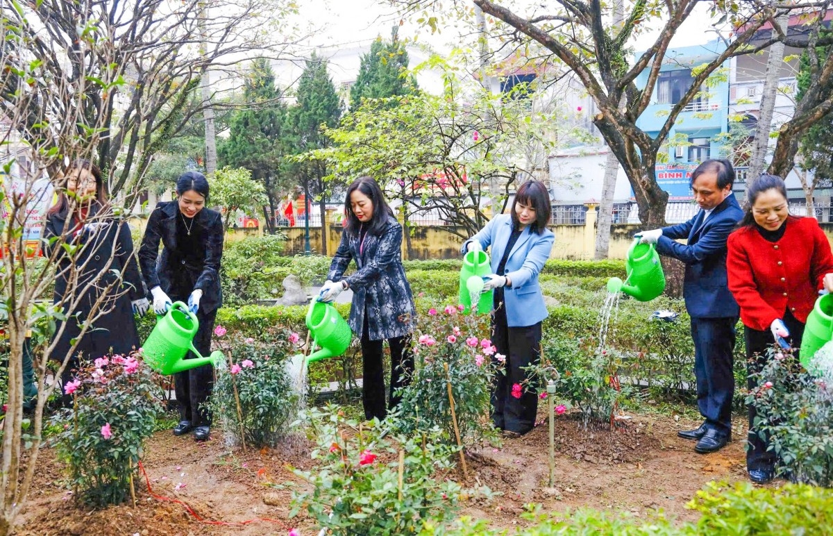 Van Dinh Rang Ro Sac Hoa Chao Mung Thanh Cong Dai Hoi Xiv Cua Dang 20260126103709