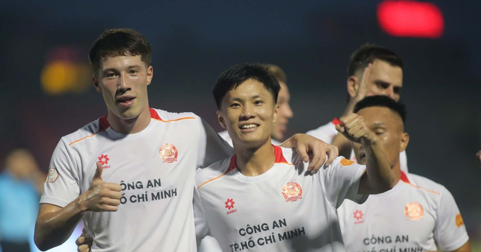 vang tien linh cau thu viet kieu anh giup ca tphcm thang giai toa 1708