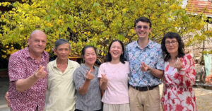 ve tham con dau viet bo me chong phap o lai 2 thang vi quy men thong gia 2137