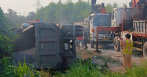 Vệt phanh 50m tại hiện trường vụ xe đầu kéo lật đè ô tô con làm tài xế tử vong 1 vet phanh 50m tai hien truong vu xe dau keo lat de o to con lam tai xe tu vong 2250