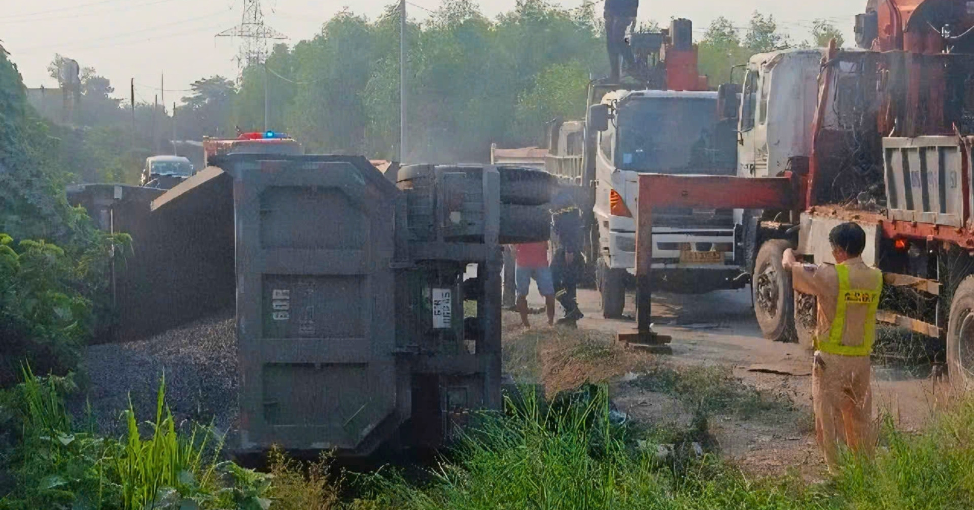 vet phanh 50m tai hien truong vu xe dau keo lat de o to con lam tai xe tu vong 2250