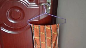 Vì sao bật điều hòa mùa hè nên treo khăn trong phòng? Ít ai biết lợi ích bất ngờ 1 vi sao bat dieu hoa mua he nen treo khan trong phong it ai biet loi ich bat ngo 124728