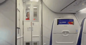 Vì sao máy bay Boeing có cánh cửa song sắt, khách gọi là 'nhà tù trên không'? 2 vi sao may bay boeing co canh cua song sat khach goi la nha tu tren khong 1892