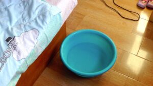 vi sao nen dat mot bat nuoc trong phong khi bat dieu hoa chuyen gia giai thich khien nhieu nguoi bat