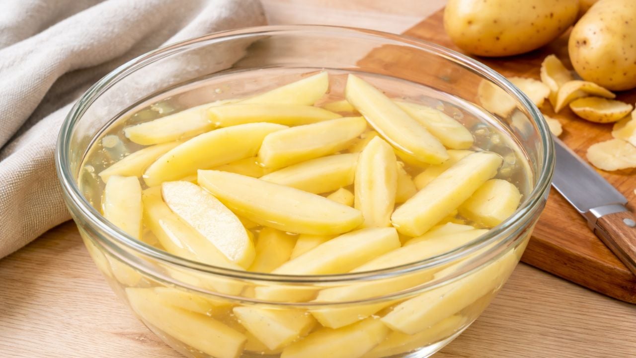 Vi Sao Nen Ngam Khoai Tay Trong Nuoc Truoc Khi Che Bien Thoi Quen Nho Giup Mon An Ngon Va An Toan Ho