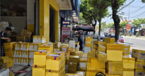 Cảnh tượng trên vỉa hè Đà Nẵng trước giờ cấm kinh doanh 2 via he da nang truoc gio g bi hang quan nuot chung du khach phai xuong long duong 3367