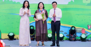 Trao Giải thưởng Lớn 'Thành tựu trọn đời - Hiệp sĩ Dế Mèn' cho NSND Ngô Mạnh Lân 1 vinh danh thanh tuu tron doi cua co nsnd ngo manh lan 3087