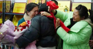 Vo Be Con Mat Tich 31 Nam Chong Nghen Ngao Doan Tu Nho Mot Video 3385