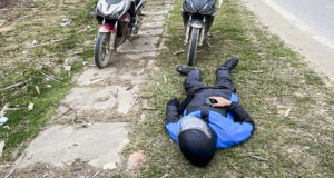 Vo Chong Vuot 600Km Bang Xe May Ve Que Va Mon Qua Xuc Dong Sau Lung Ao 3140