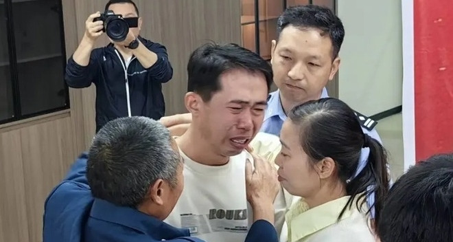 vo mat con trai 4 tuoi bi bat coc 35 nam sau nguoi cha oa khoc khi gap lai con 1600